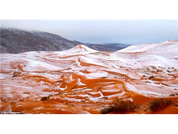HY HỮU: Cảnh huyền ảo khi tuyết rơi giữa sa mạc Sahara