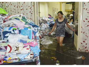 Hàng trăm nhà ở Sài Gòn bị nhấn chìm vì nắp cống bung