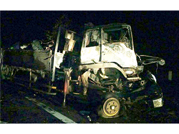 Ôtô tải bốc cháy sau tai nạn, 2 người tử vong