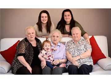 Gia đình Anh có 6 thế hệ phụ nữ đều còn sống