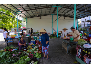 Cụ ông tự lấy đất mở chợ cho người bán hàng rong ở Sài Gòn