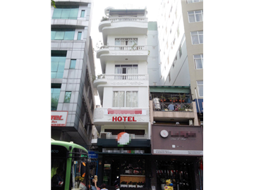 Người đàn ông ngoại quốc rơi từ tầng 5 khách sạn ở Sài Gòn
